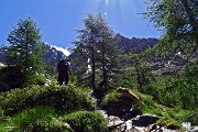 23 Saliamo accanto allo scrosciante torrente